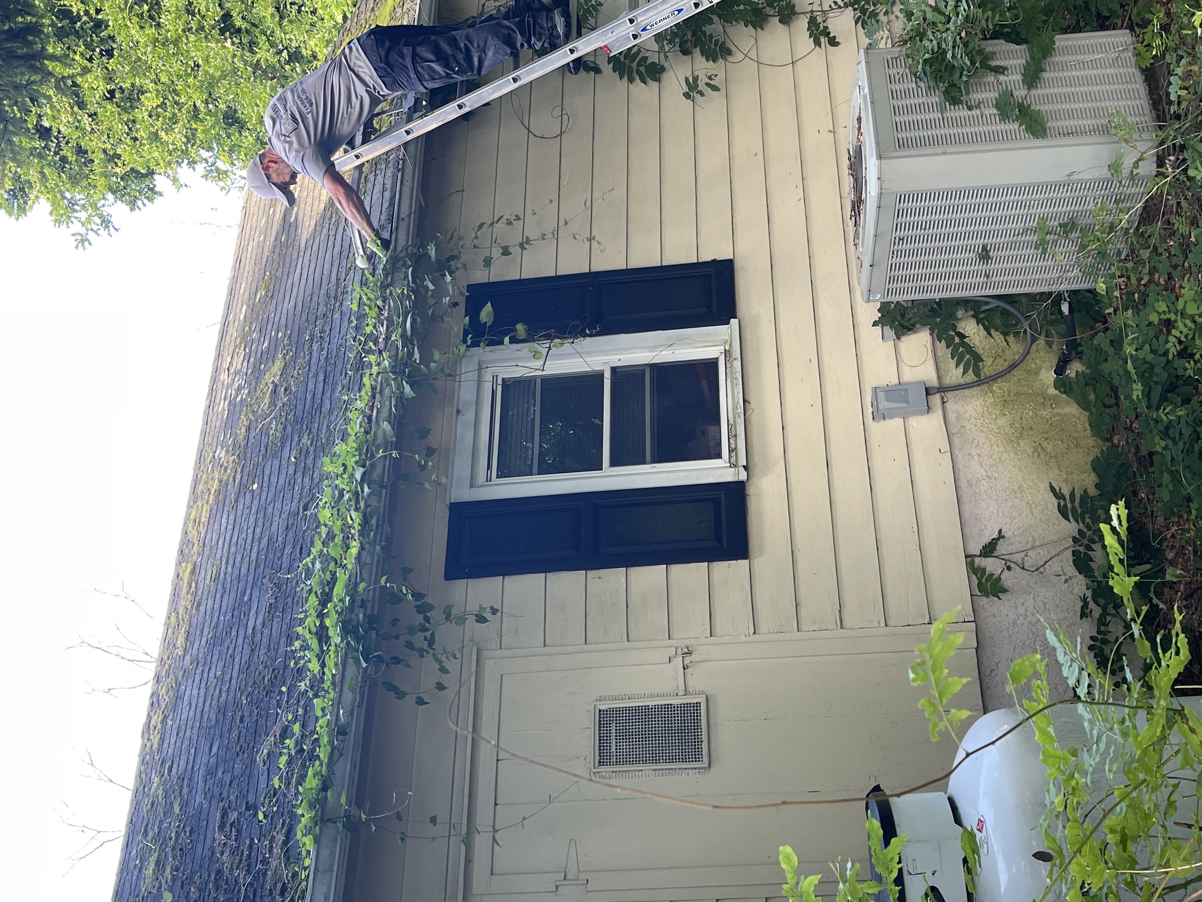 Gutter Cleaning in Asbury,NJ Thumbnail